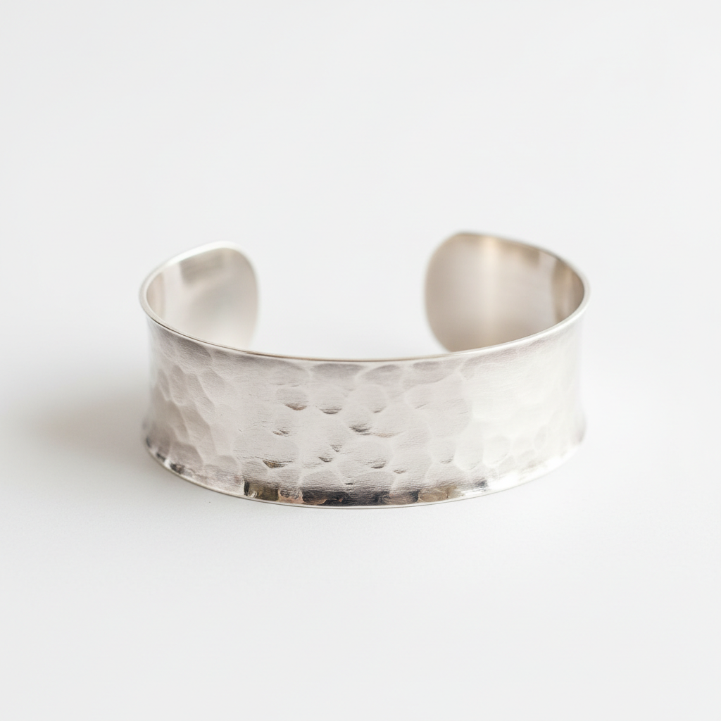 Bracelet manchette martelée en argent